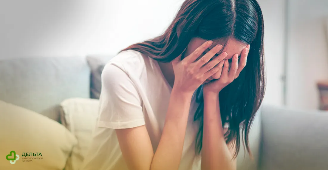 Девушка закрывает лицо руками